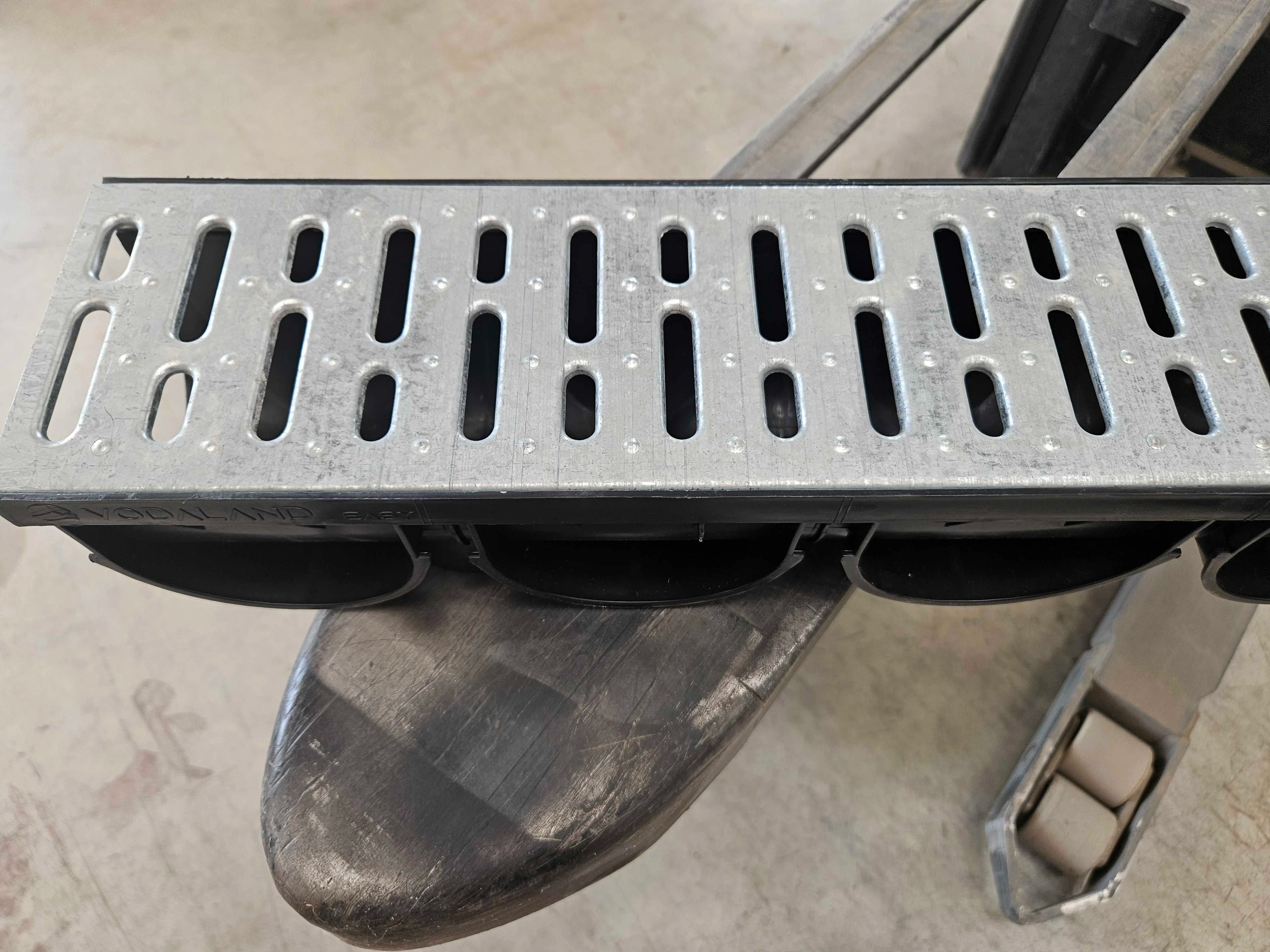 Canal de Plástico Easy 3 con Rejilla de Acero Galvanizado STANDARTPARK - Liquidación