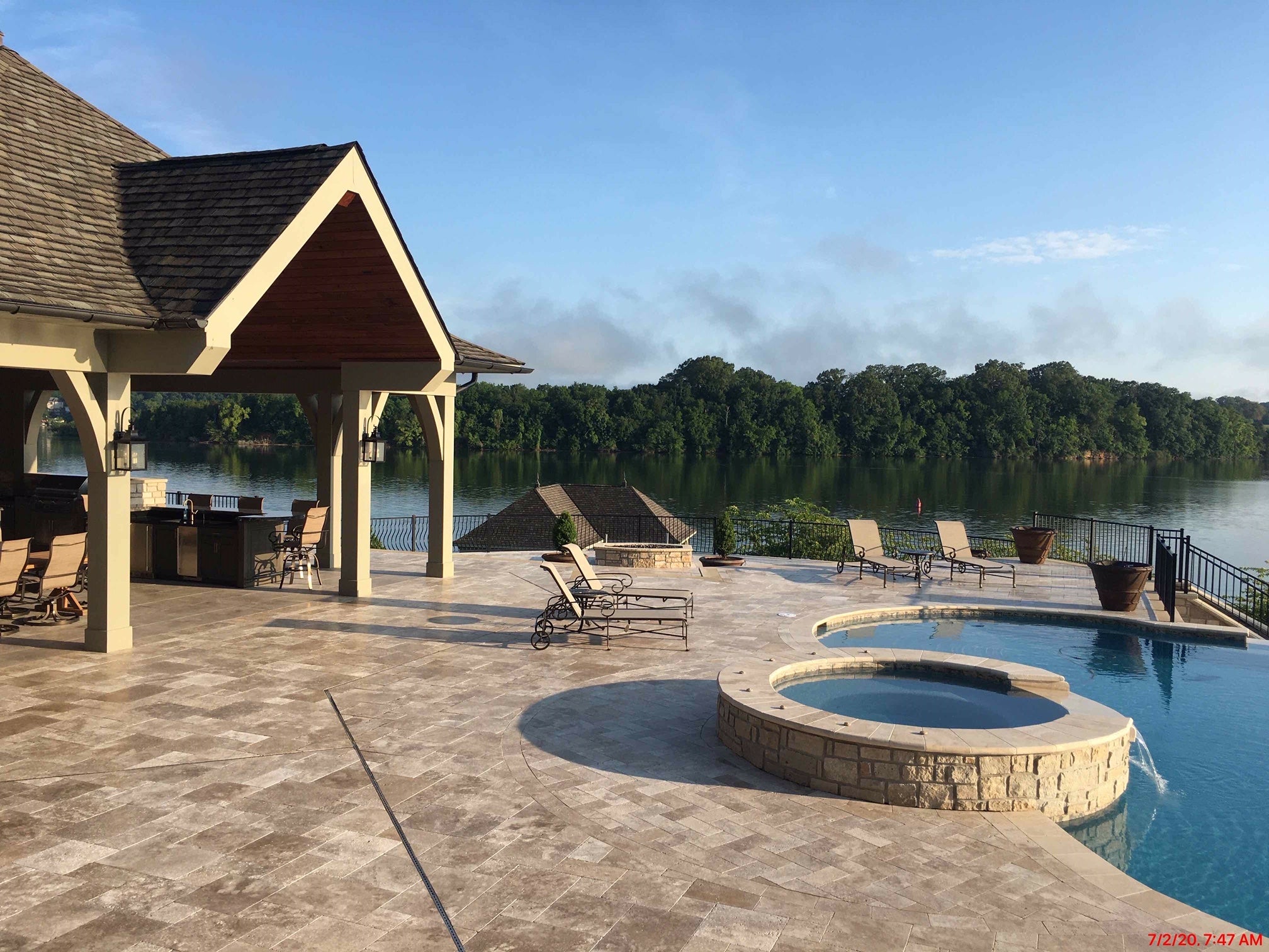 Patio y Piscina junto al Lago